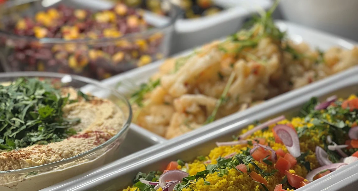 Olika maträtter i skålar och formar