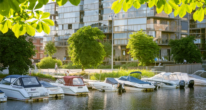 Båtar som ligger förtöjda i Hagakanalen