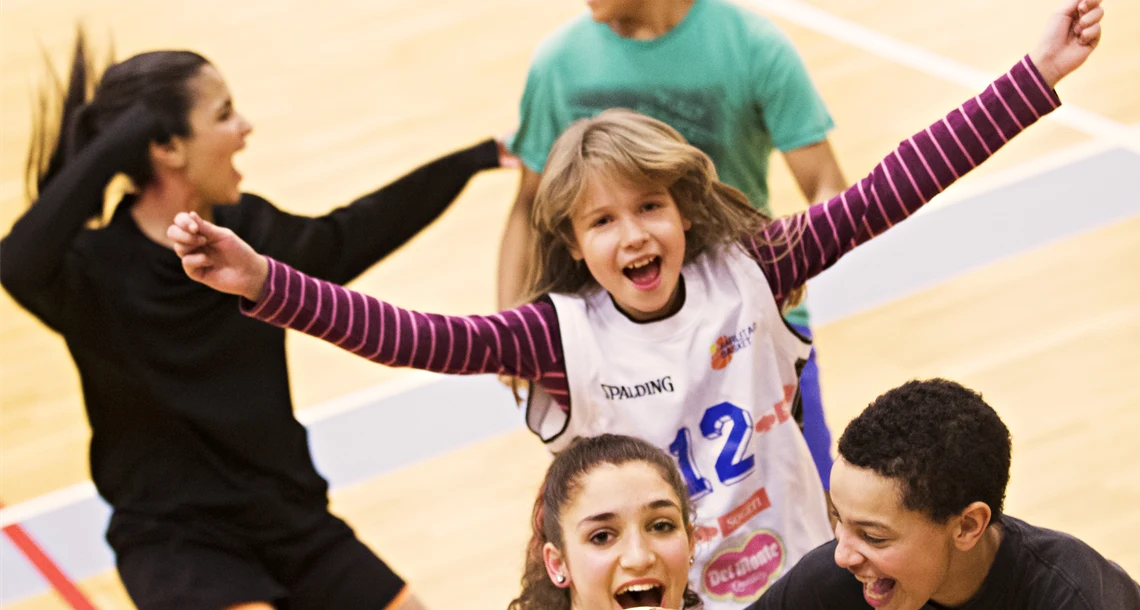 Barn som är glada i en idrottshall