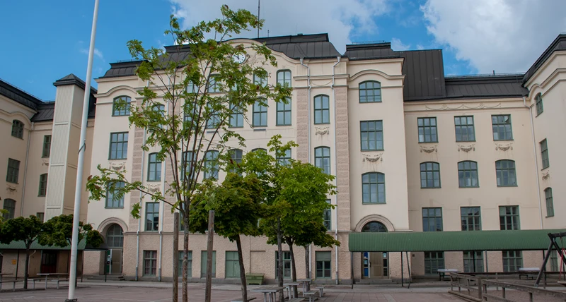 Herrhagsskolan och skolgården