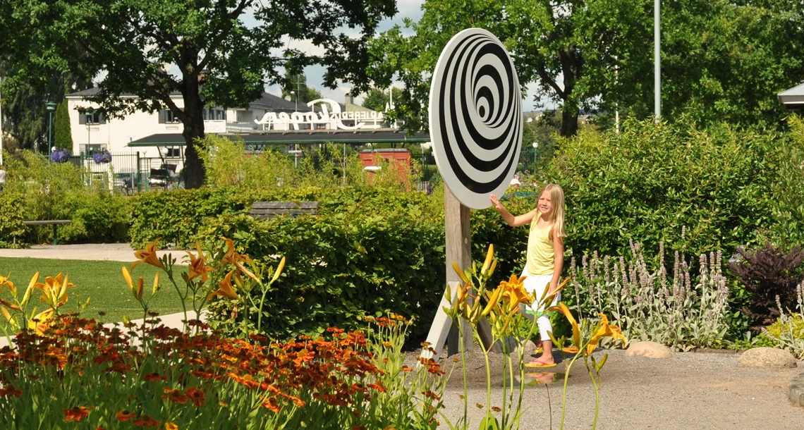 Flicka står vid en snurrande tavla