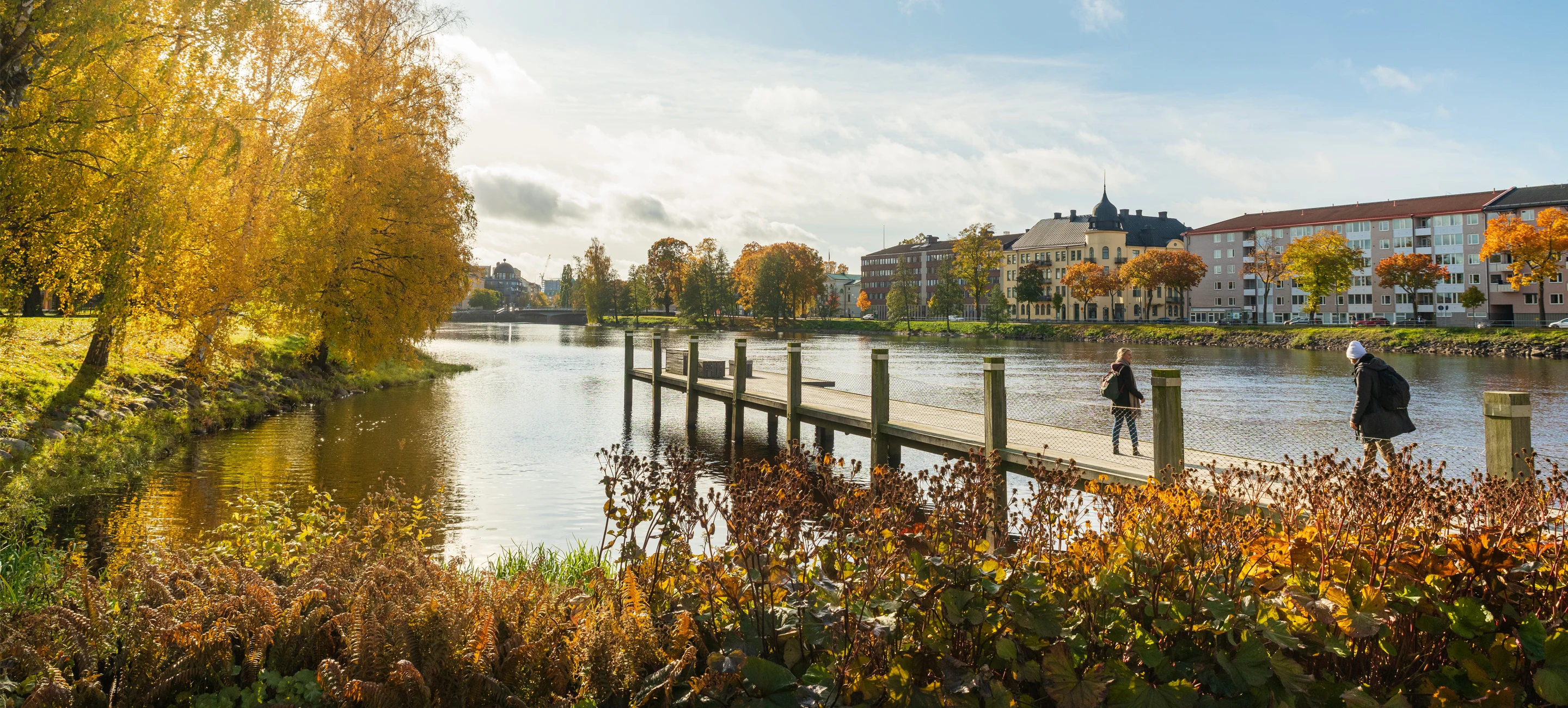 Människor på en brygga i höstmiljö