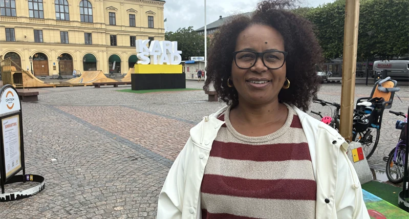 Portträttbild på konstnären Eden Megisteab på Stora torget i Karlstad