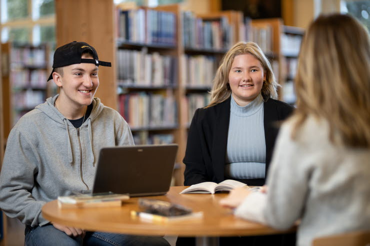 Elever i biblioteket på Tingvallagymnasiet.