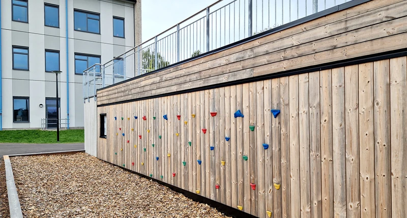 Klättervägg i trä med färgglada grepp