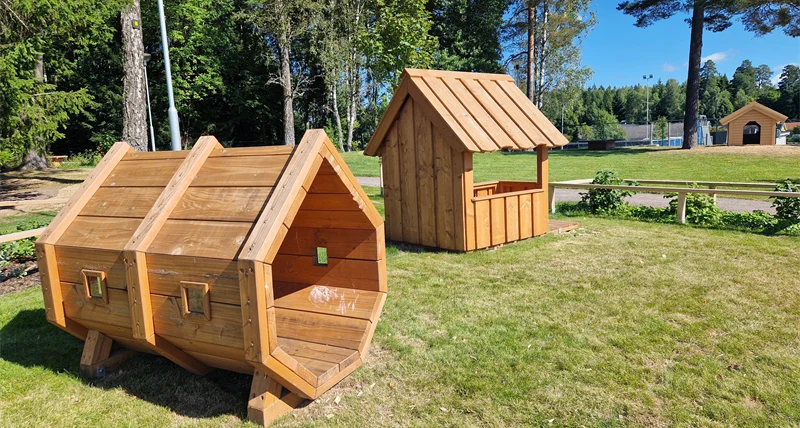 Koja och kryptunnel i trä