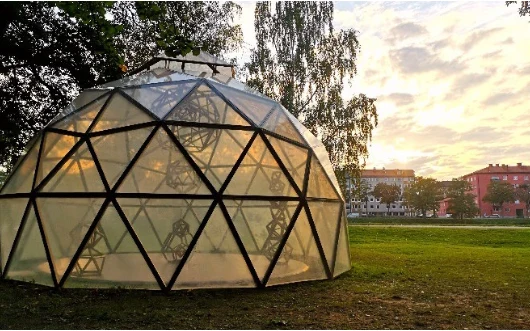 Dom/kupol som funkar som aktivitetsyta.