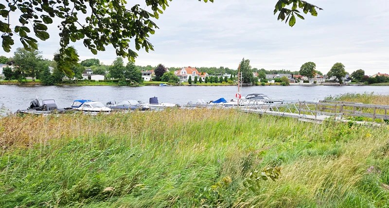 Båtar vid en brygga