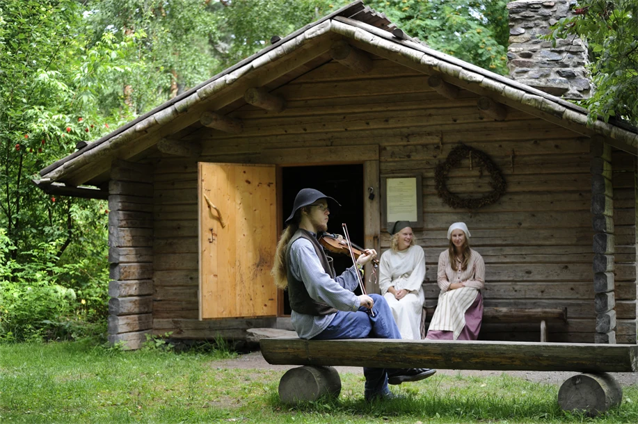 En man som spelar violin i parken
