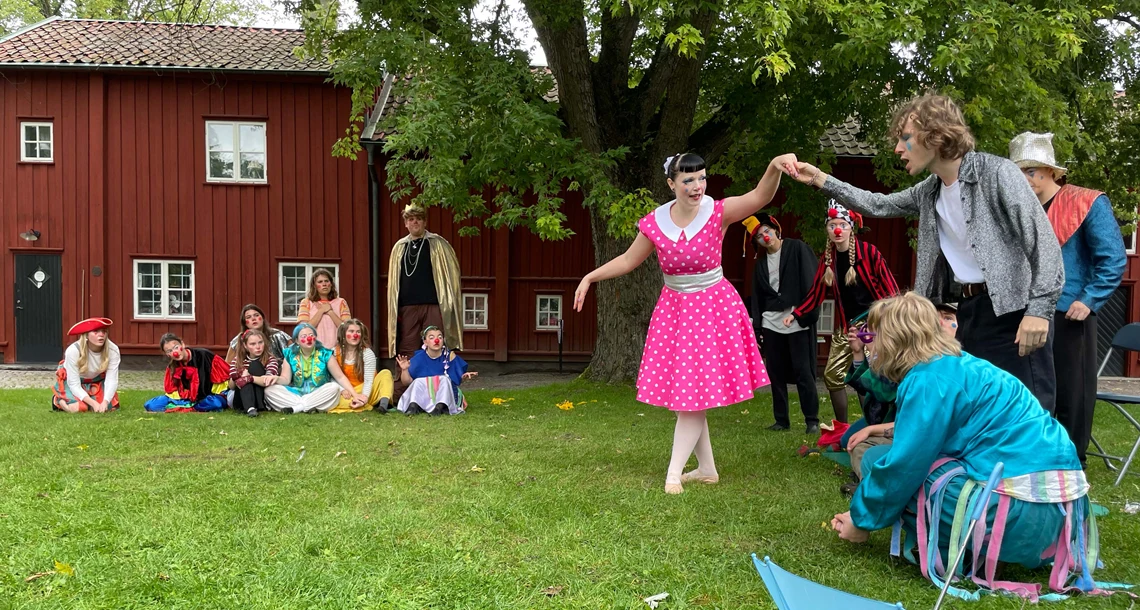 Clowner som dansar