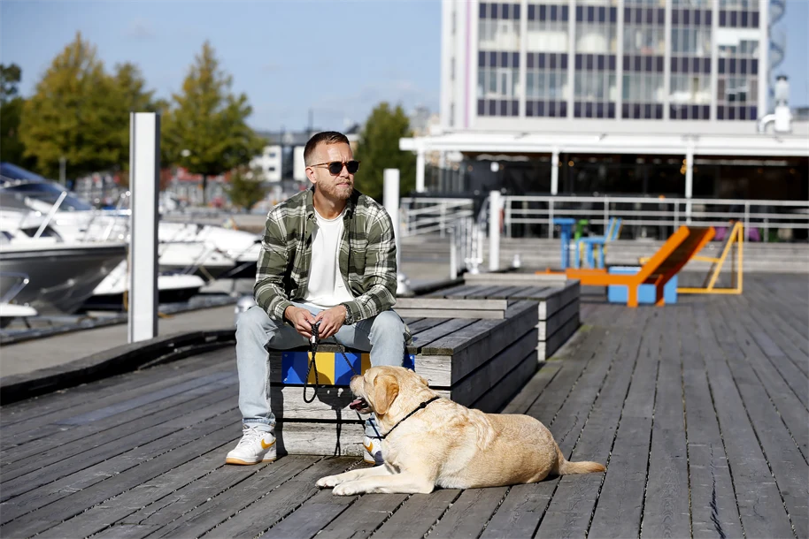 Kille med hund på stor brygga.