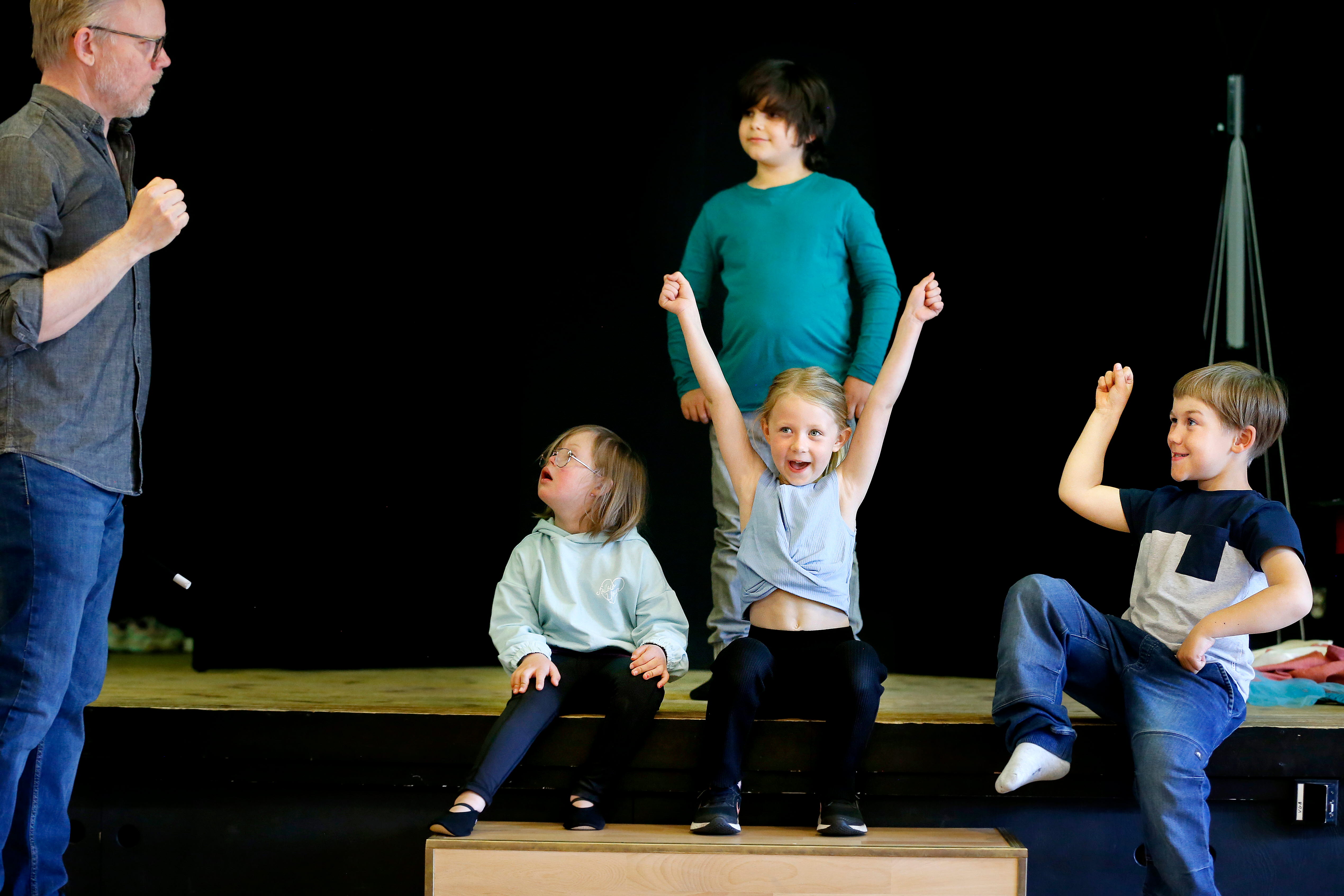 Elever spelar teater på teaterscen