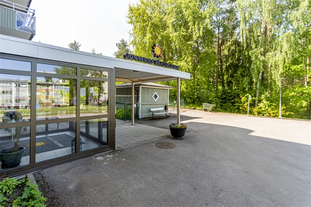Entré till Gunnerns vårdboende, entrén består av plåtttak och glaspartier