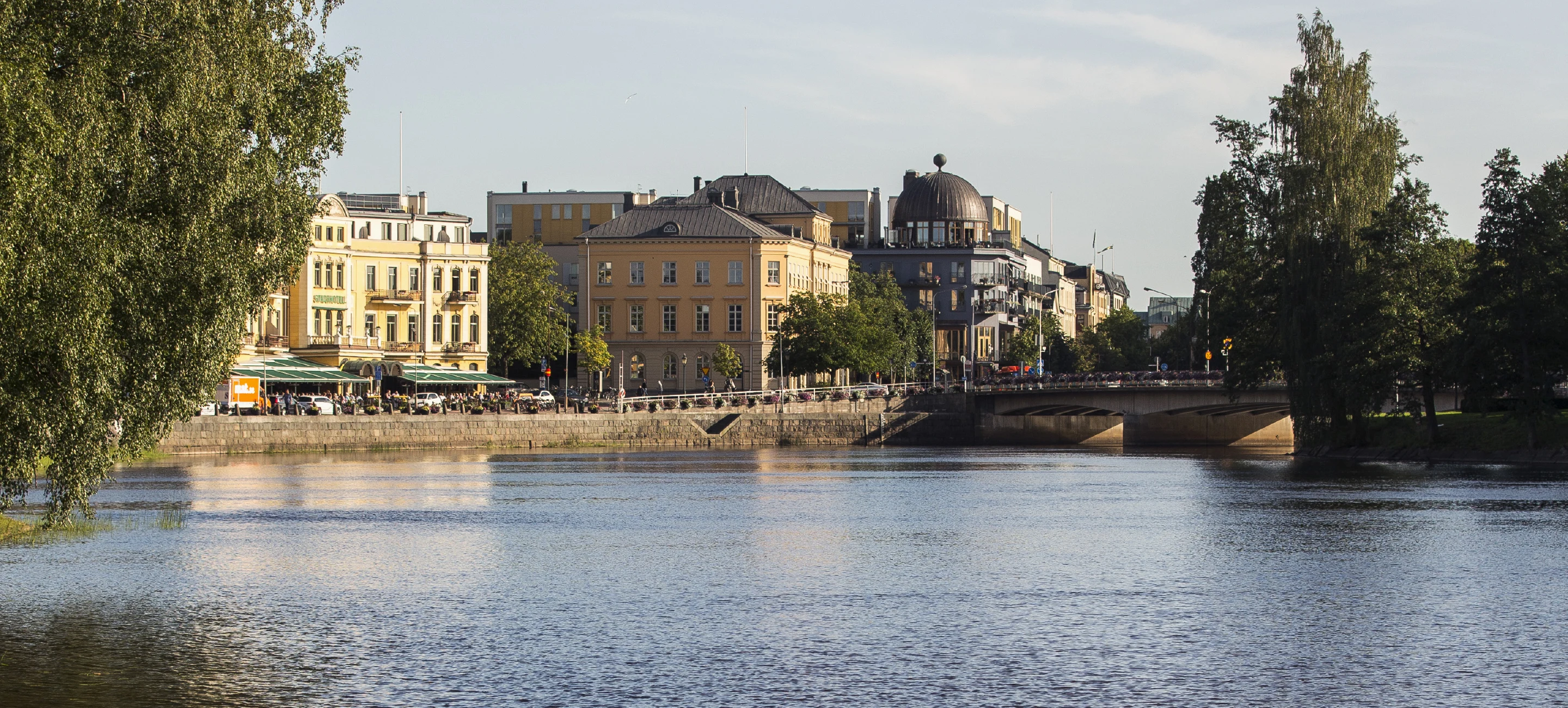 Vy från Klarälven mot stadshotellet och centrum