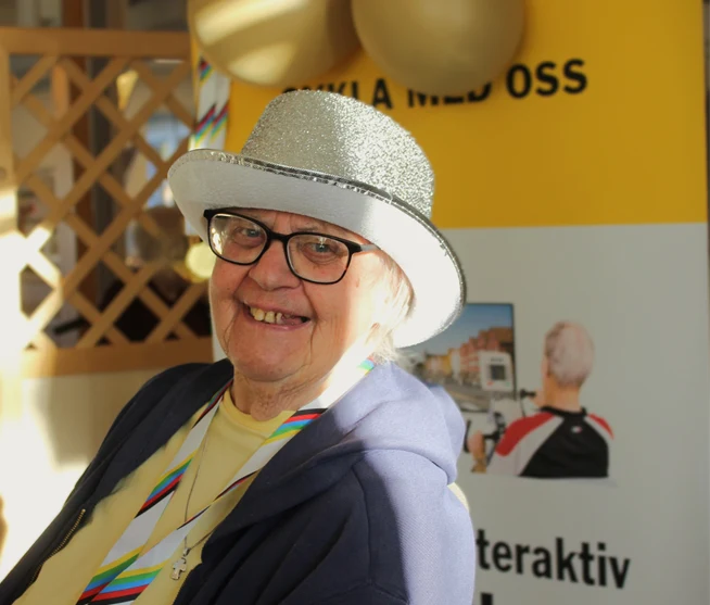 Person i silvrig hatt