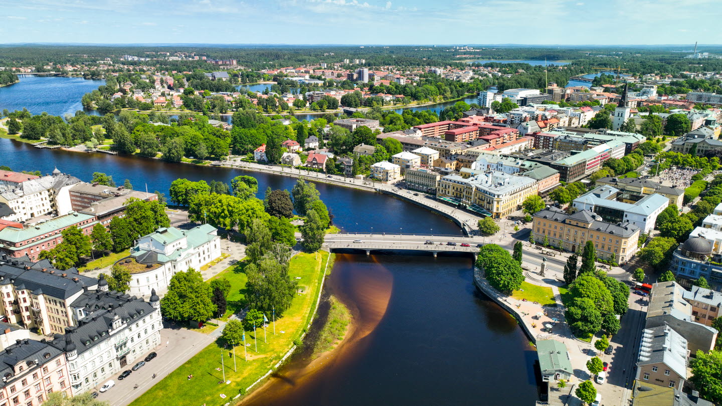 Älven och byggnader i centrala Karlstad från ovan.