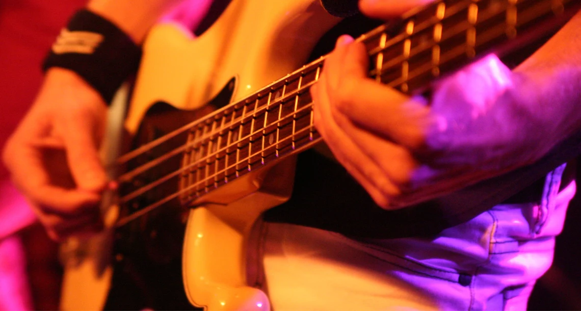 Bild på elgitarr och händer