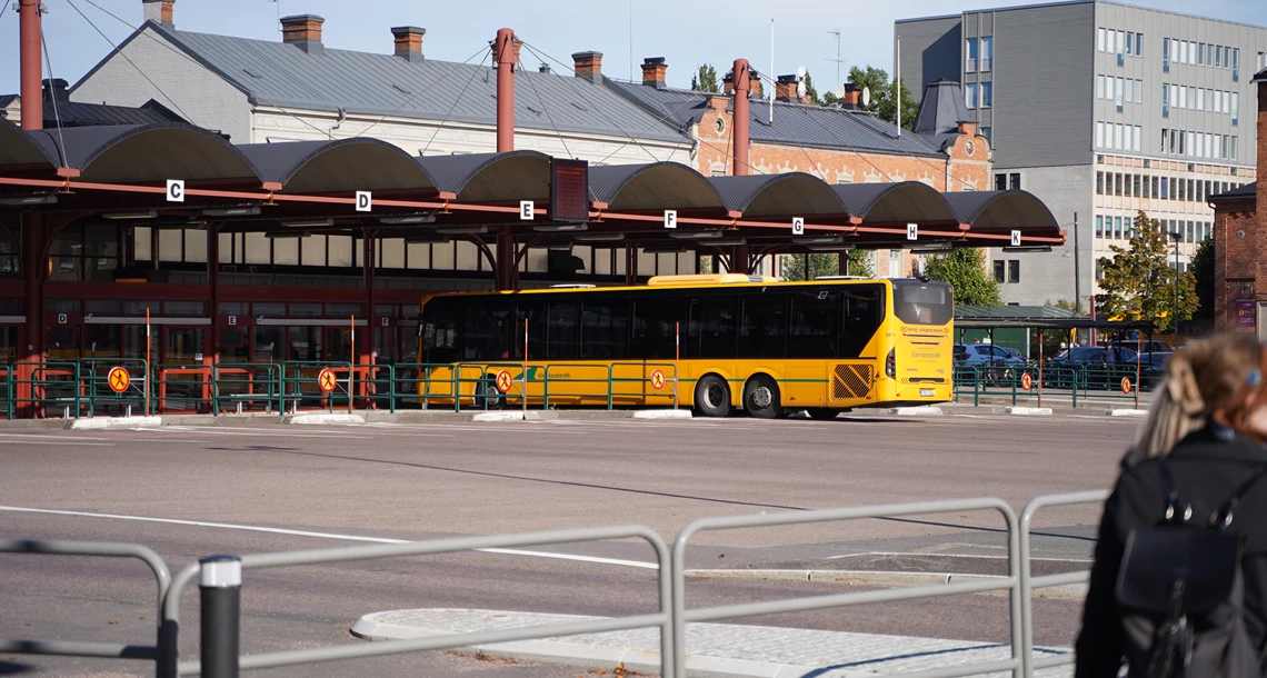 En gul buss står parkerad utanför Karlstads busstation