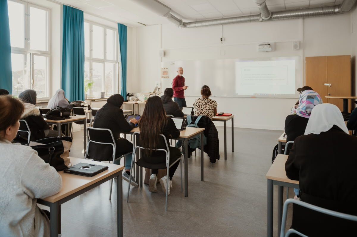 En lärare håller i en lektion i ett klassrum med elever