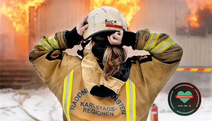 Brandman framför brinnande hus och Musikhjälpens logotyp.