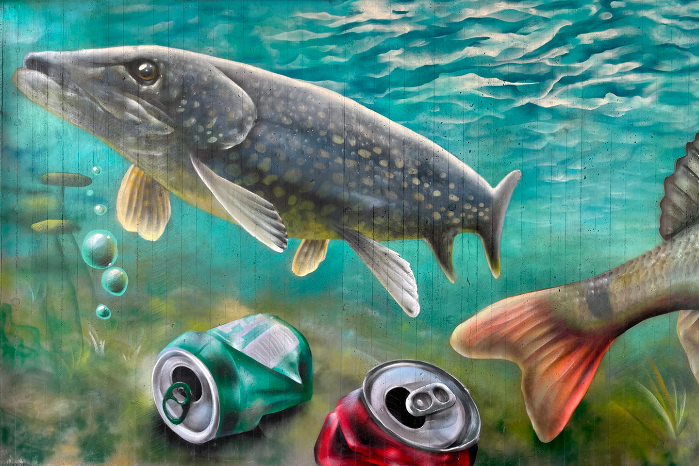 Bild på målad streetart. Väggmålningen föreställer en stor gädda under vattnet samt några burkar på botten.