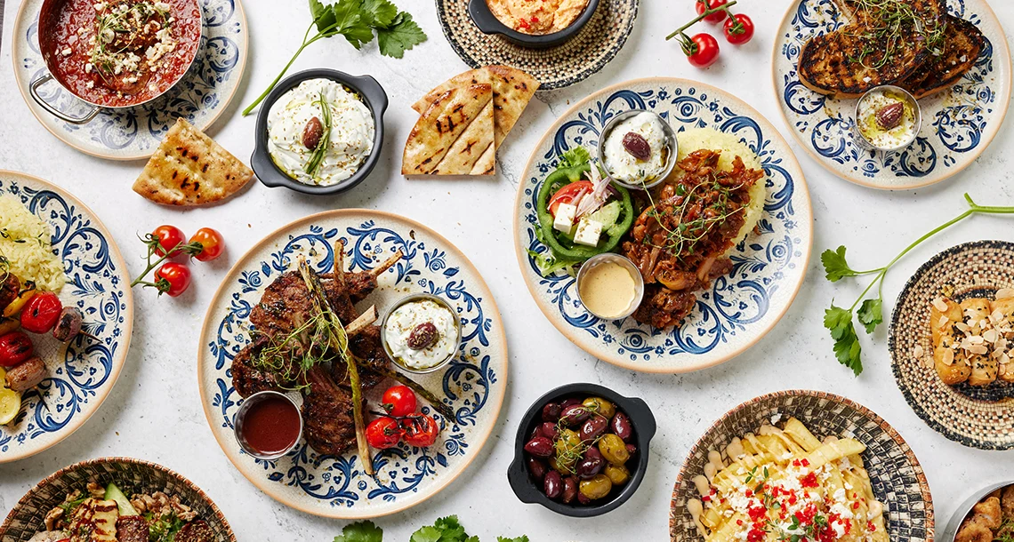 Flera tallrikar vackert upplagda med olika maträtter.