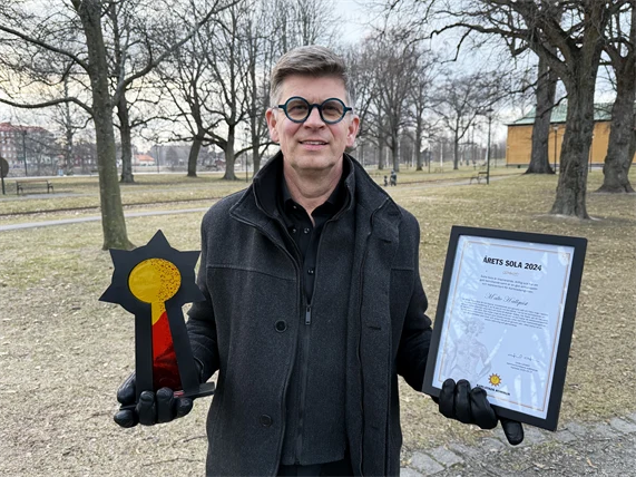 Malte Hallquist med priset Årets Sola och diplom i handen.