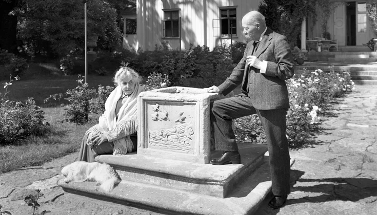 Herre, dam och hundvid fontän på 1930-talet i parken på Alsters herrgård