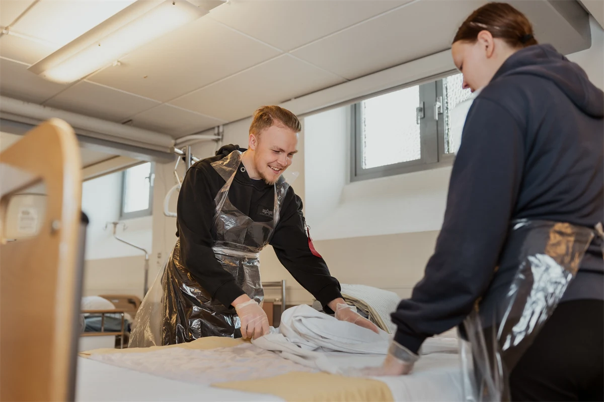 Elever övar på att bädda en sjukhussäng