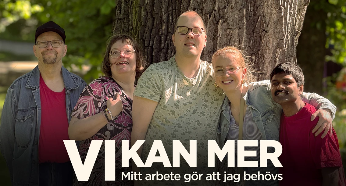 Fem personer står tillsammans utomhus. Text på bild: Vi kan mer – mitt arbete gör att jag behövs.