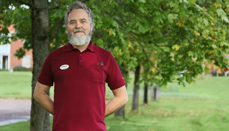 Man iklädd arbetströja