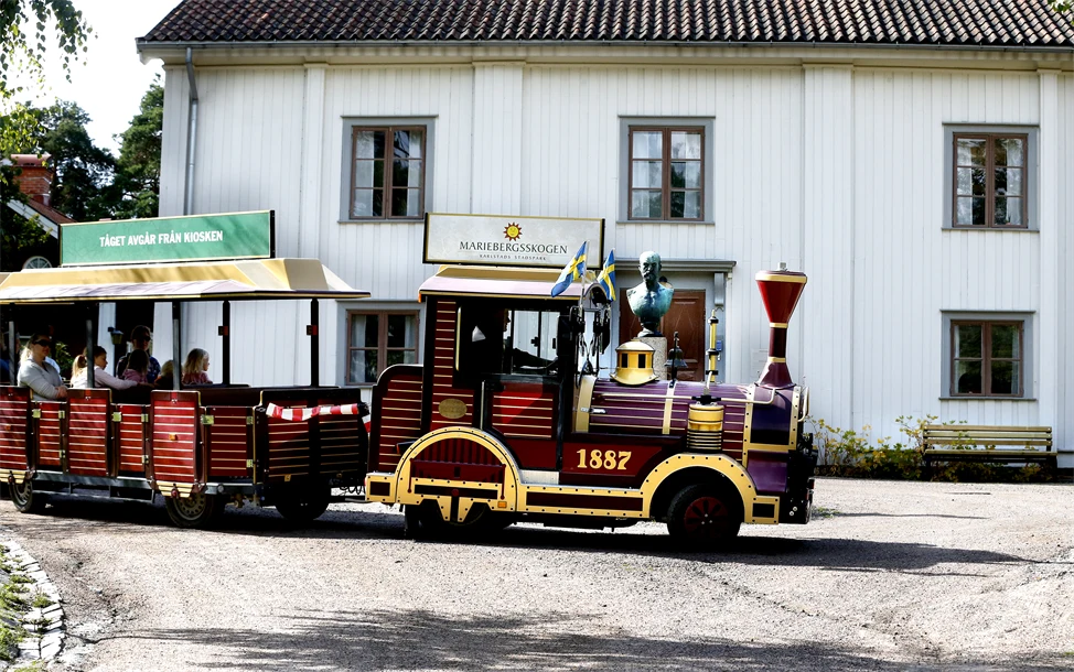Rundturståget Conrad Höök med glada resenärer.