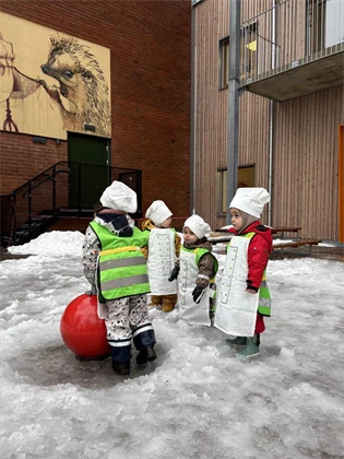 Alice, Bror, Marcel och Marc har samlats rund gårdens speldosa som är populär.