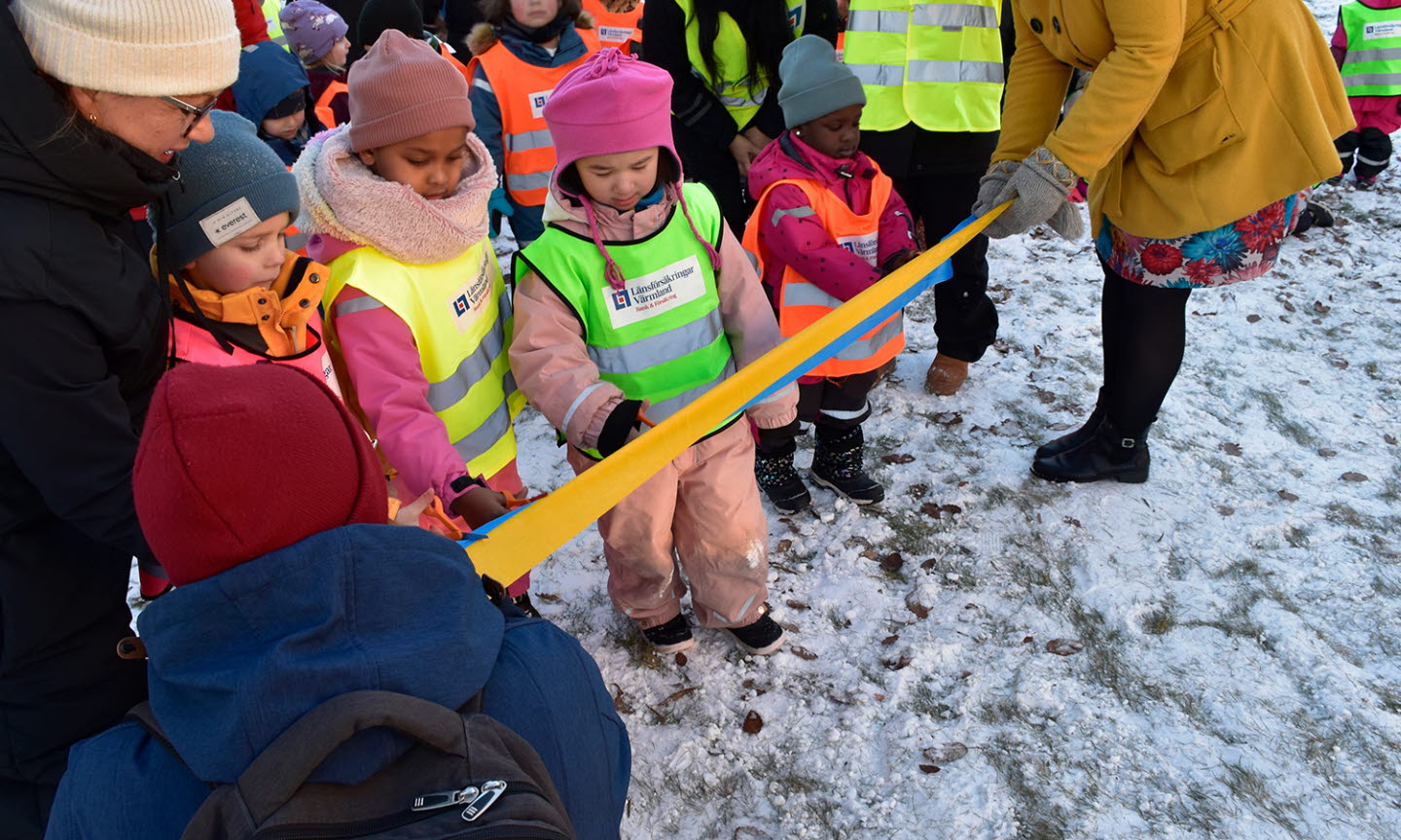 Förskolebarnen inviger Orrholmens nya förskola genom att klippa band