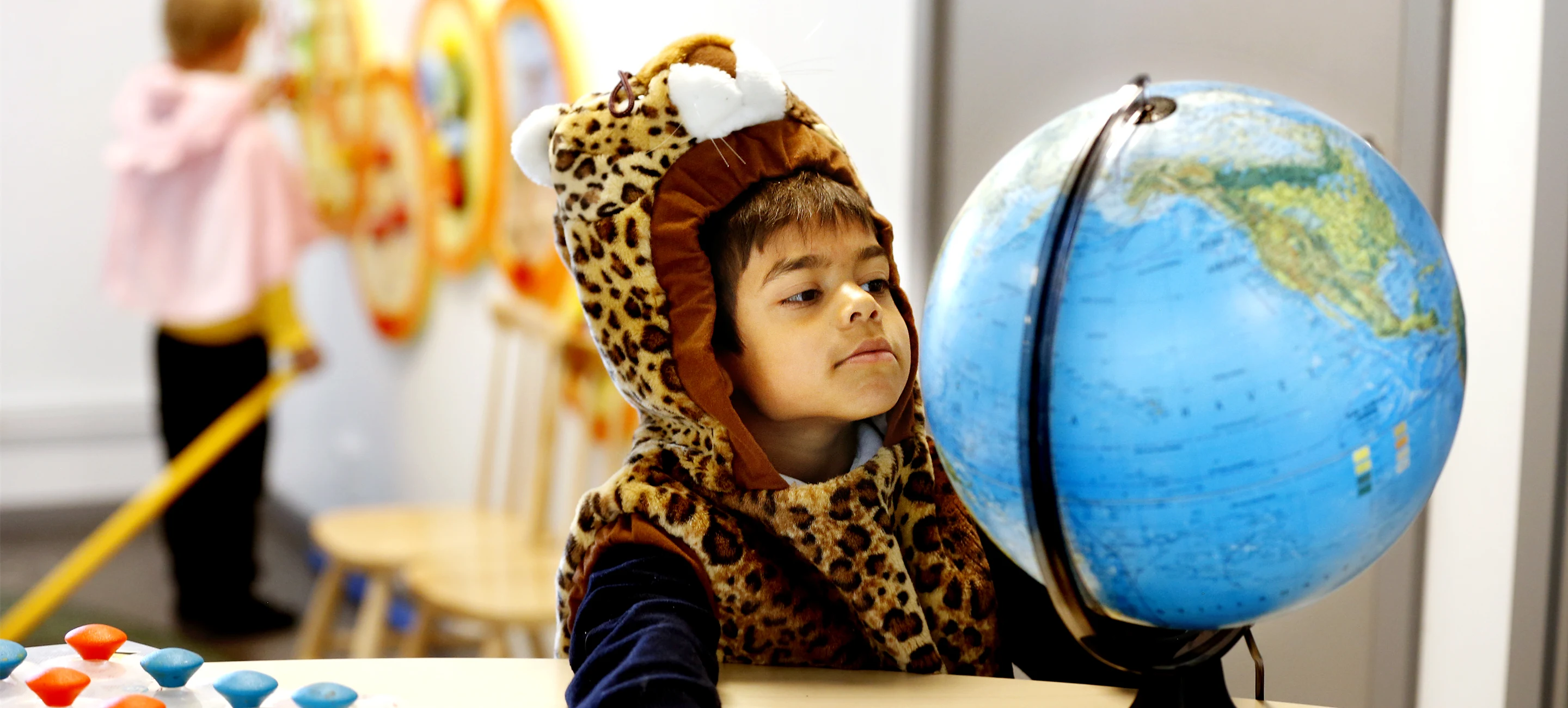 Lågstadieelev som tittar på en jordglob