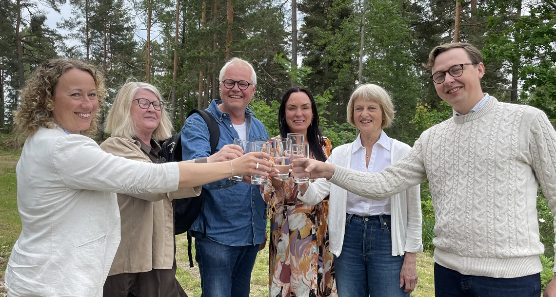 Sex personer skålar med vattenglas.