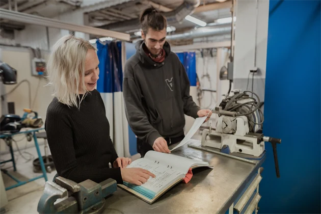 Elever som läser industrirörtekniker