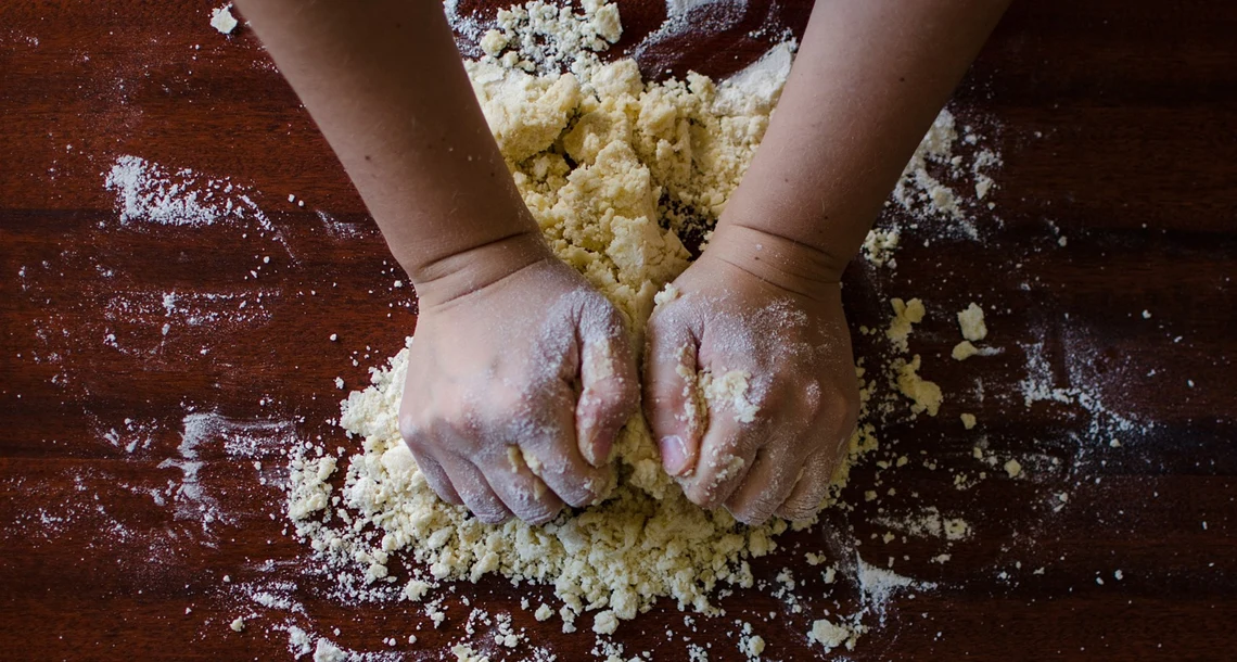 Händer som knådar en deg