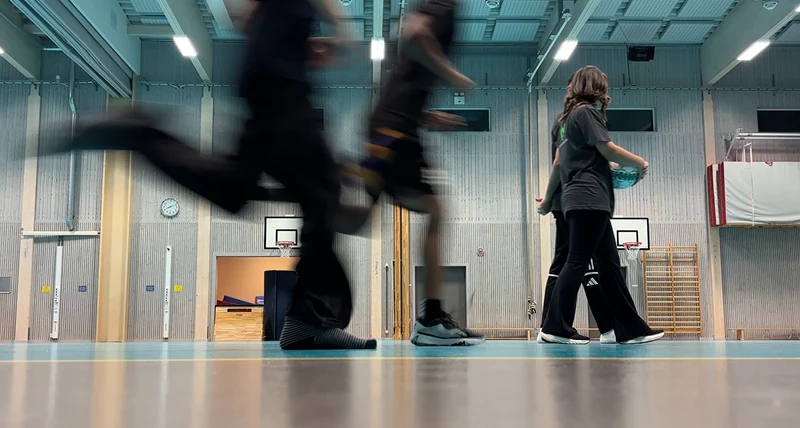 Personer som spelar fotboll.