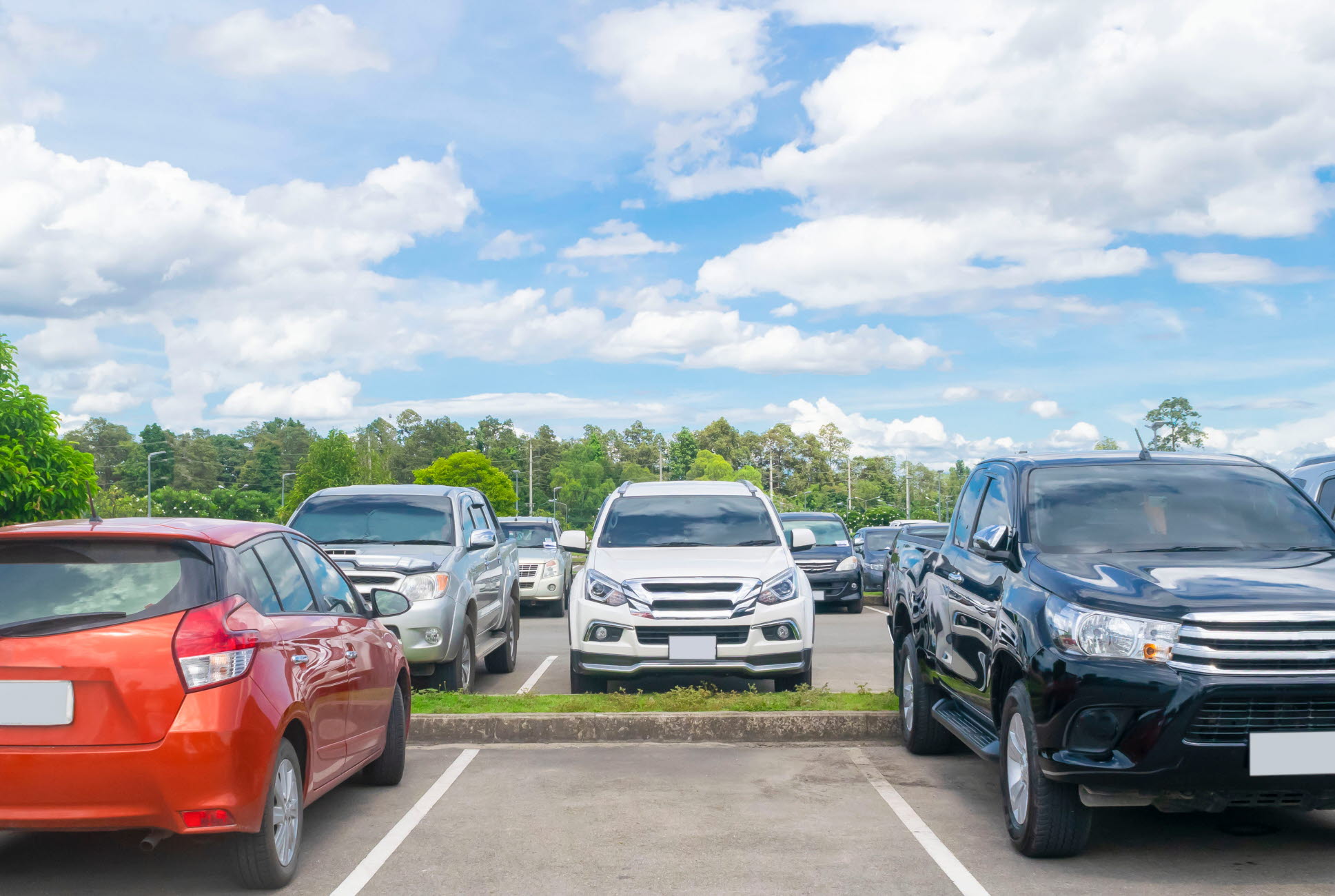 Flera bilar står parkerade på ett parkeringsområde