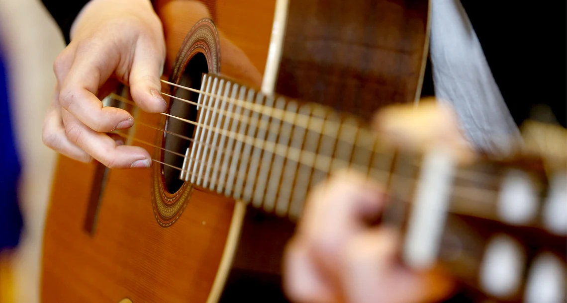 Elev som spelar gitarr