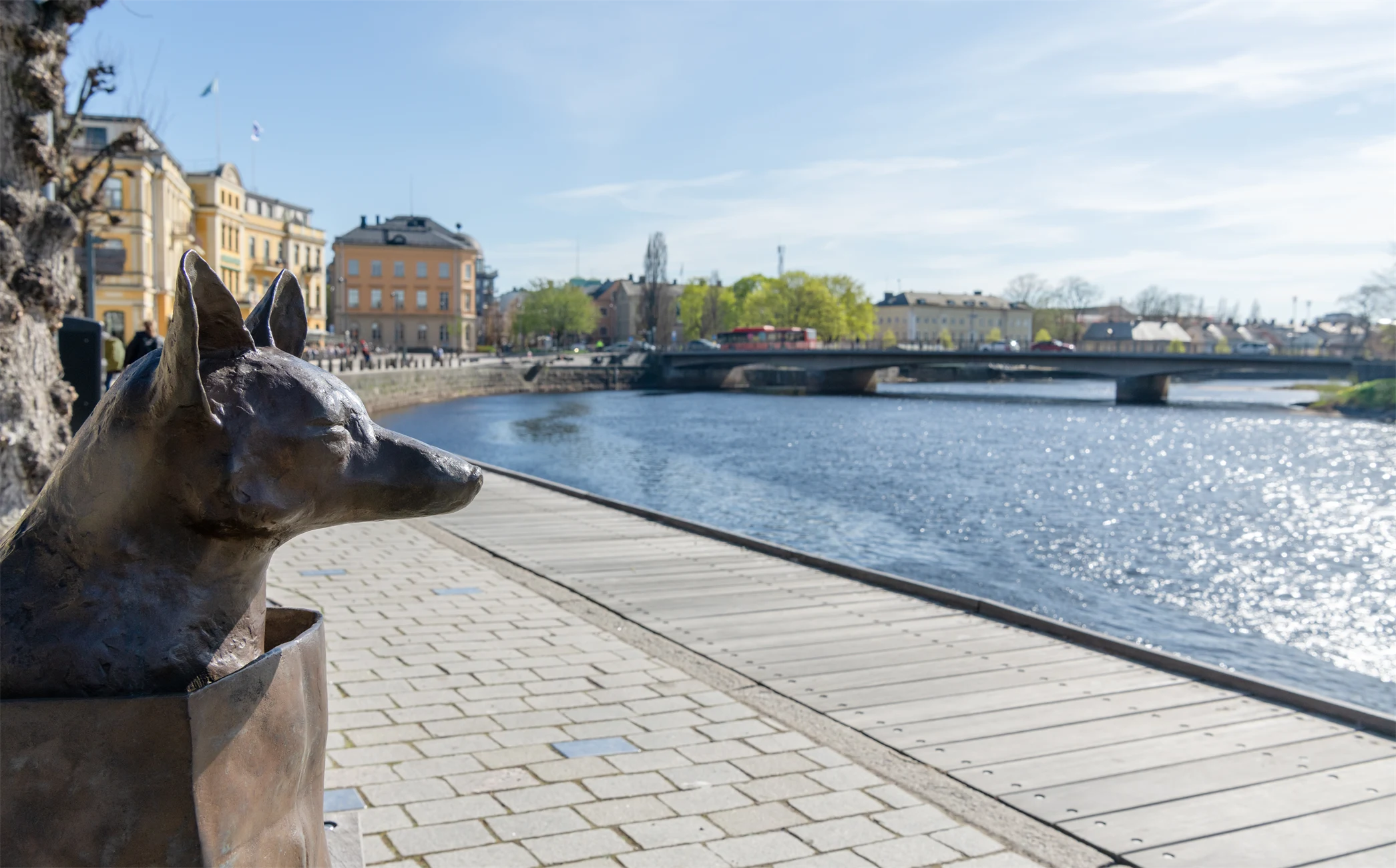 hundskulptur med vatten i bakgrund