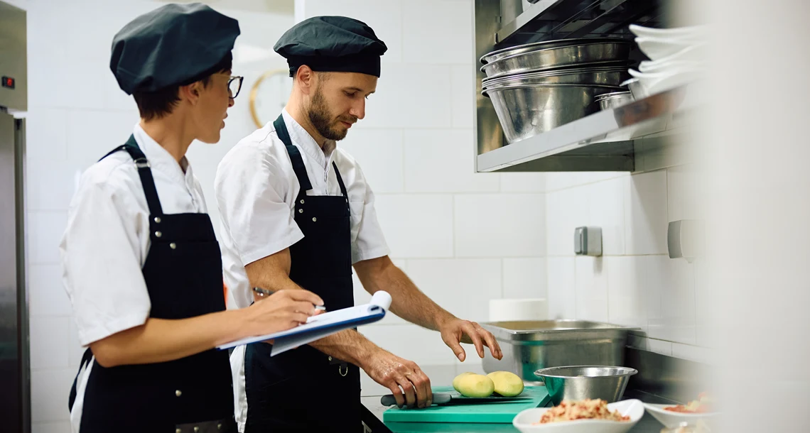 Två personer i ett restaurangkök