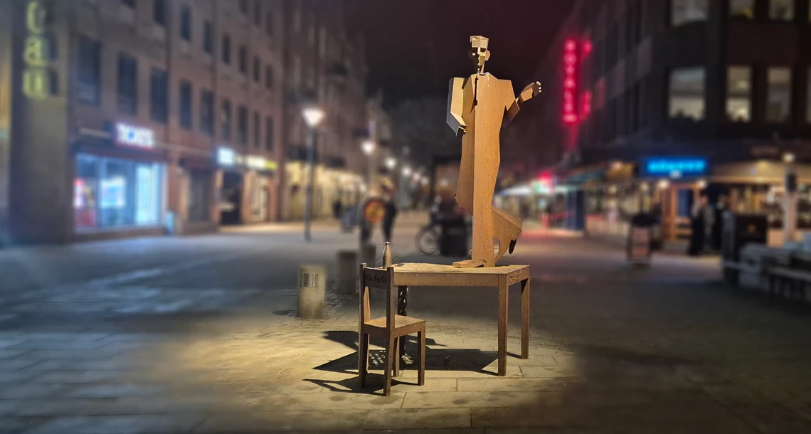 Skulptur Nils Ferlin steppar (nattbild)