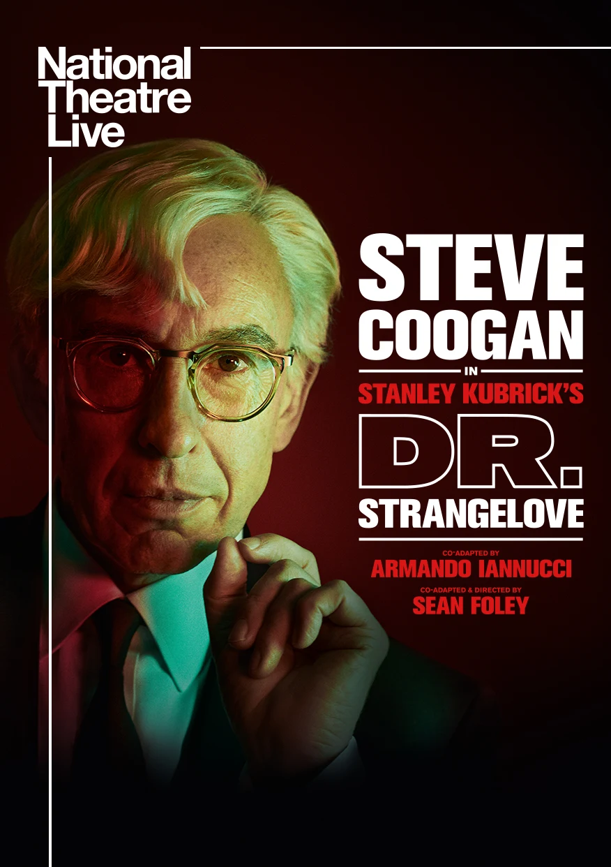 Steven Coogan tittar in i kameran