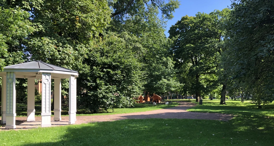 Lusthus och lekplats i Våxnäsparken