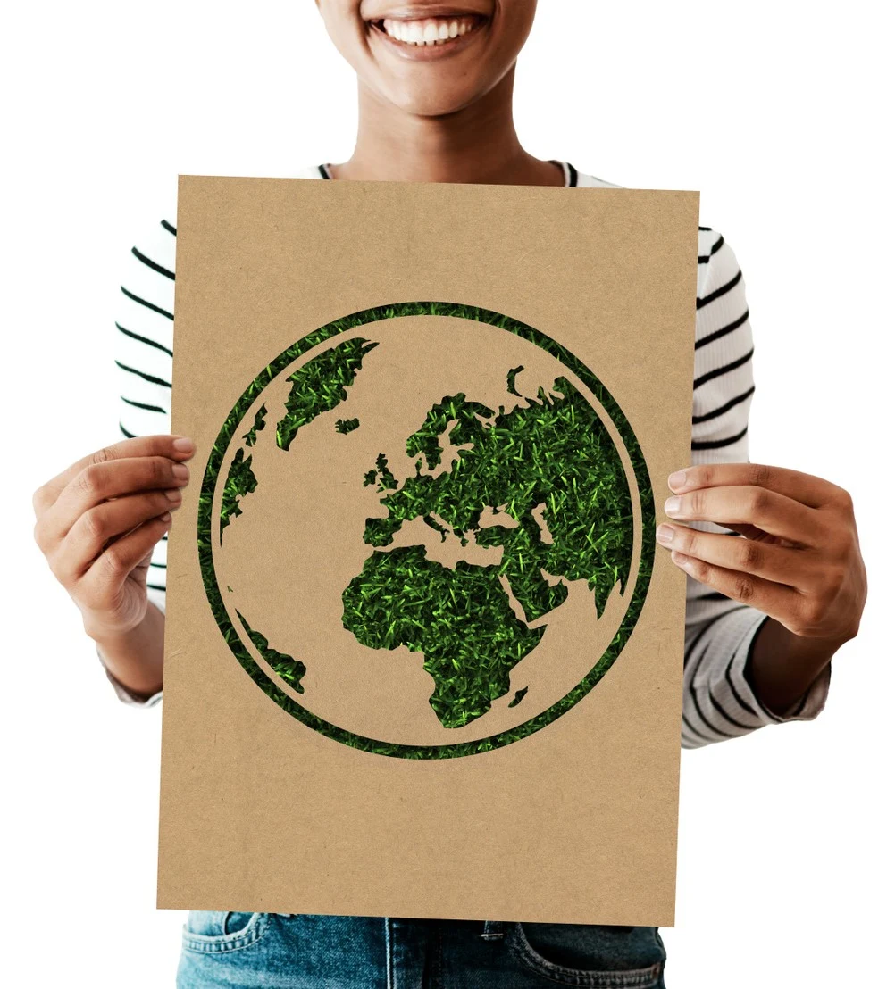 Händer som håller i en planta