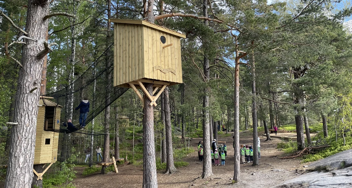 Låghöjdsbanan med trädkojor och klätternät