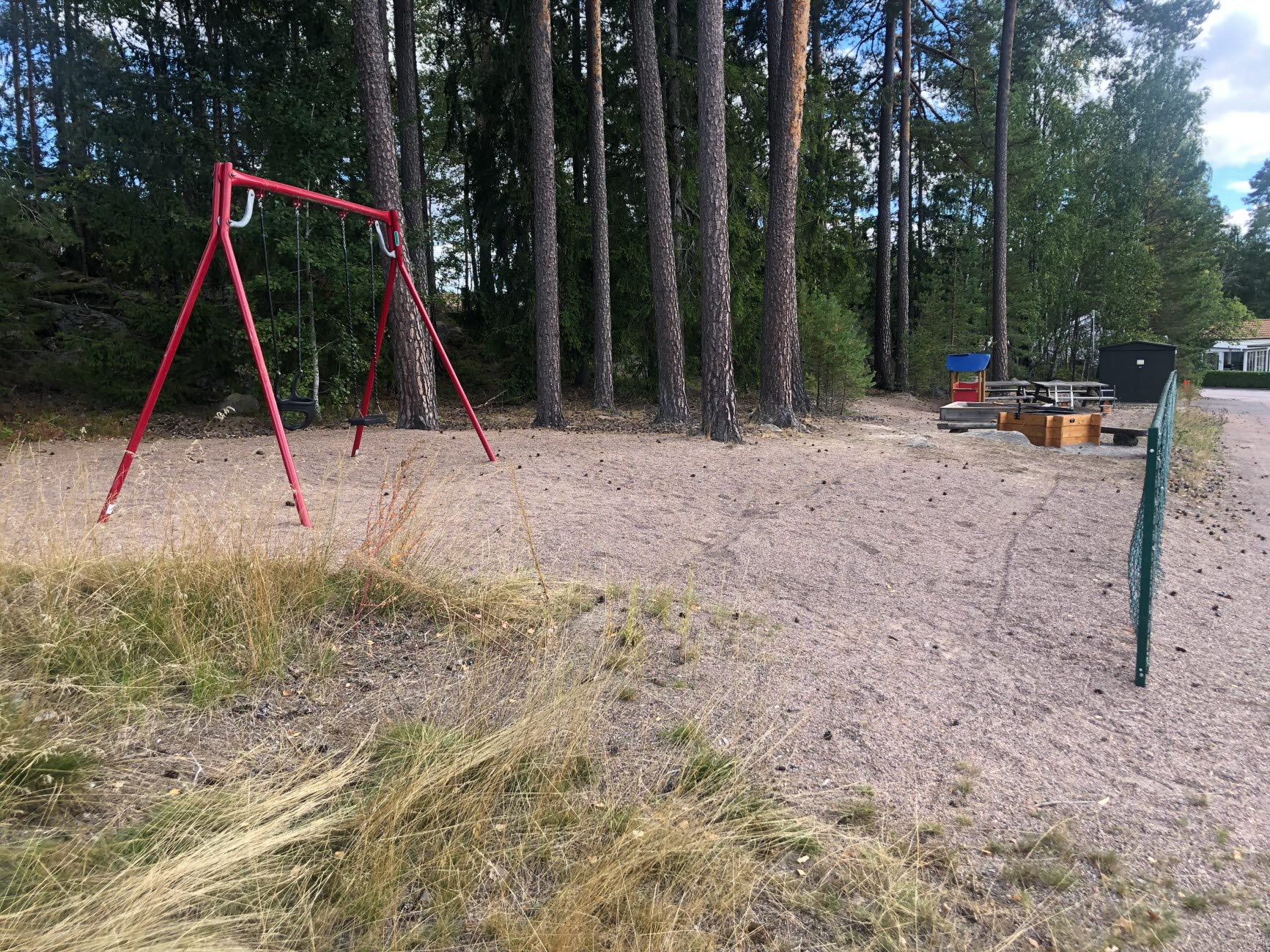 I Hagbråtens lekplats finns det en lekstuga, sandlåda, gungor, fjäderdjur och en grillplats.