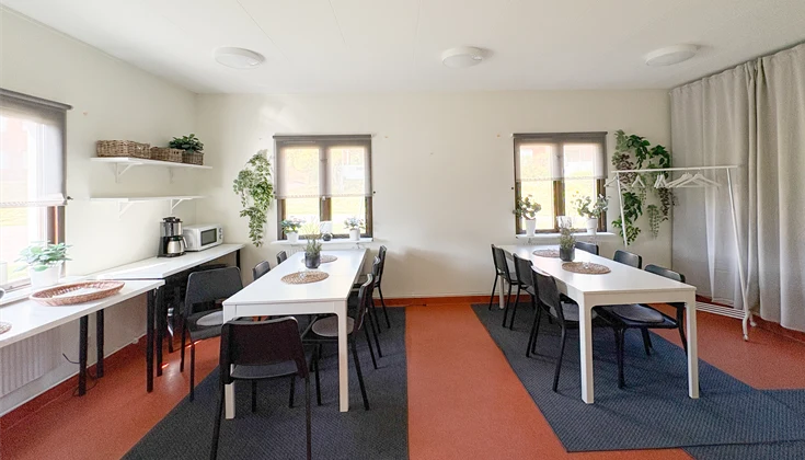 Gemensamt utrymme i samma byggnad som tvättstugan.